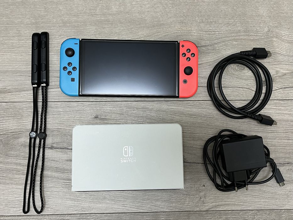 Nintendo Switch OLED 128GB + чохли у подарунок