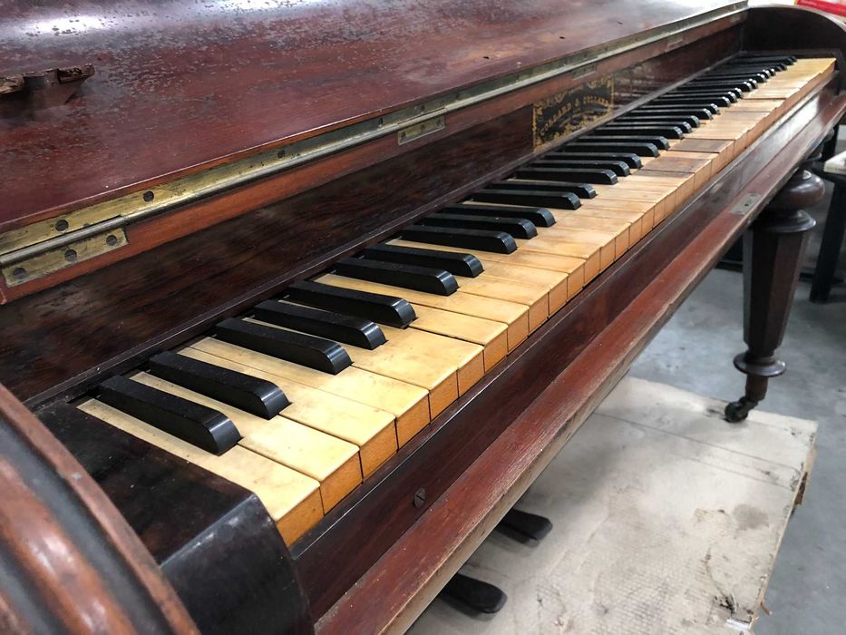 Piano Antigo em Madeira
