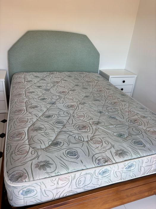 Cama em pinho mel com 4 gavetões + estrado + colchão