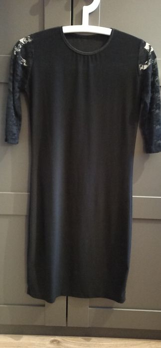 Czarna sukienka rękaw z koronki