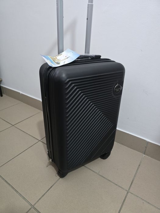 Walizka plastikowa czarna mała nowa