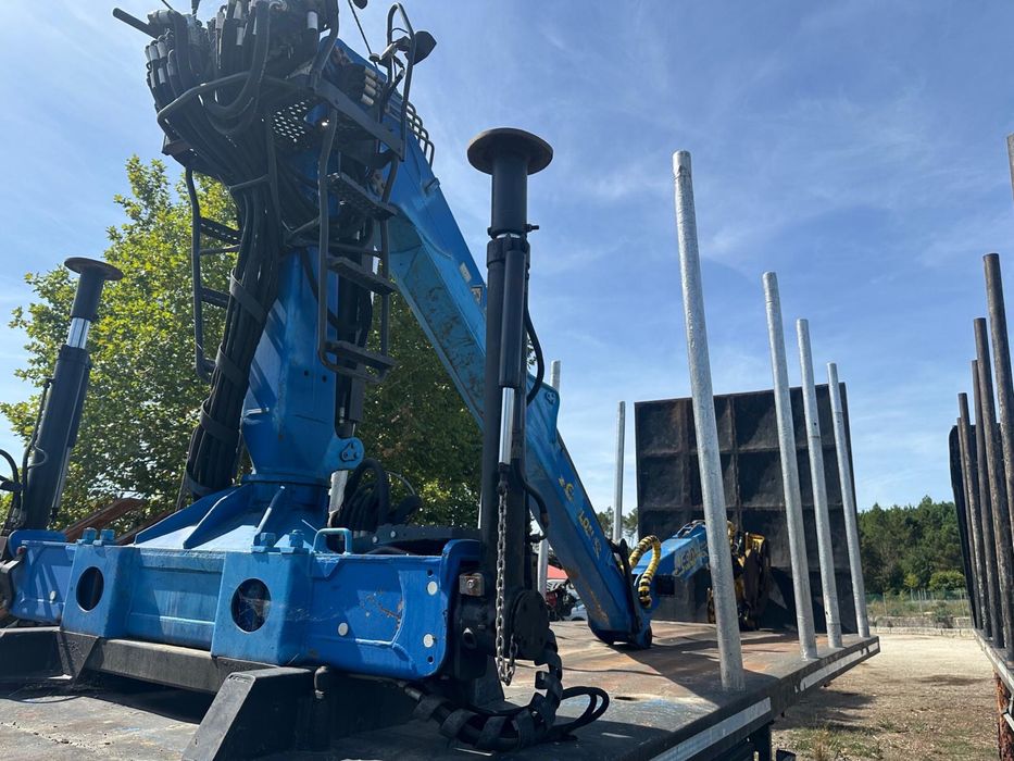 Semi reboque com grua florestal