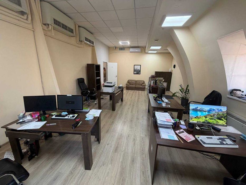 Офис в центре, 2 команты мебель