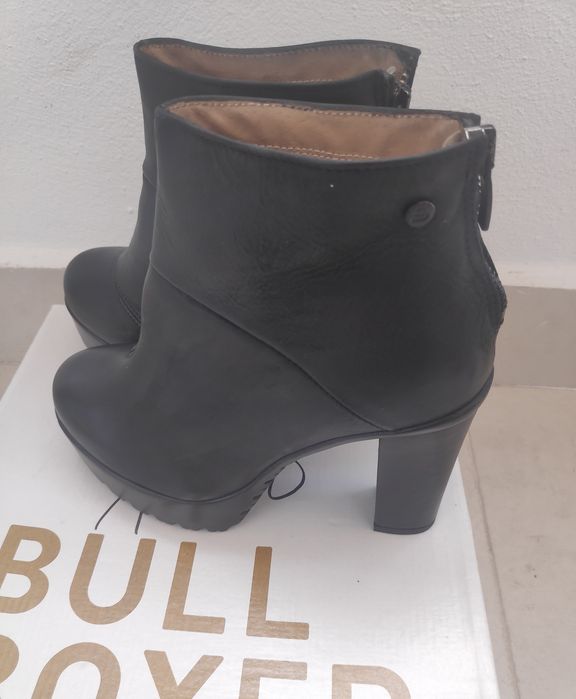 Botins pretos de senhora de pele