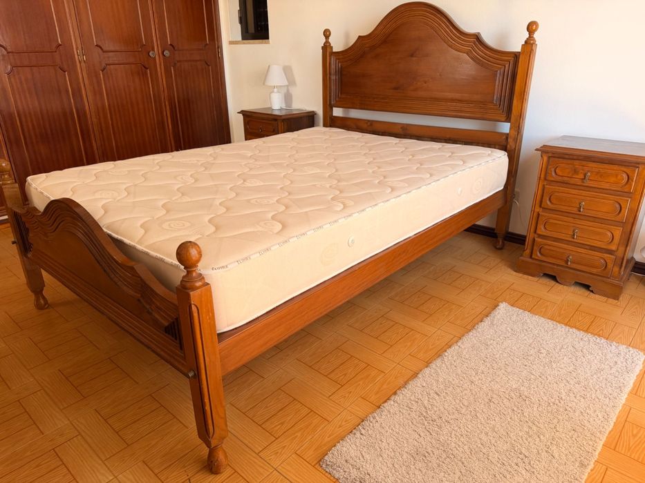 Cama de casal em madeira + colchão + mesas de cabeceira