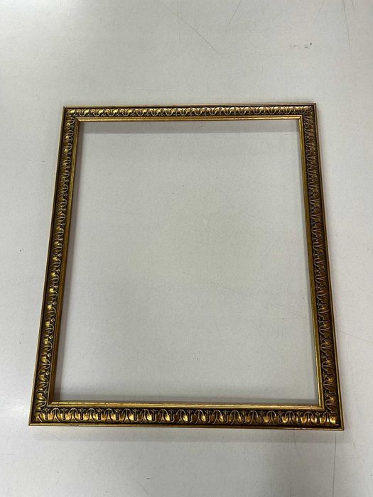 Moldura romântica de talha dourada