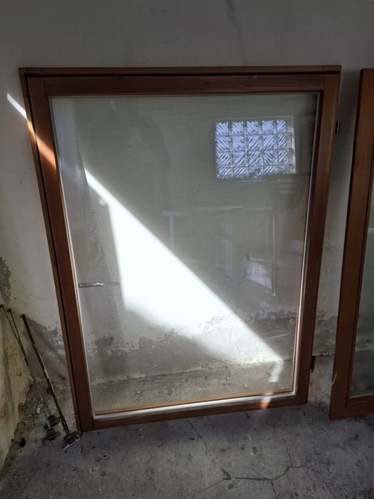 Okna drewniane bez ram.