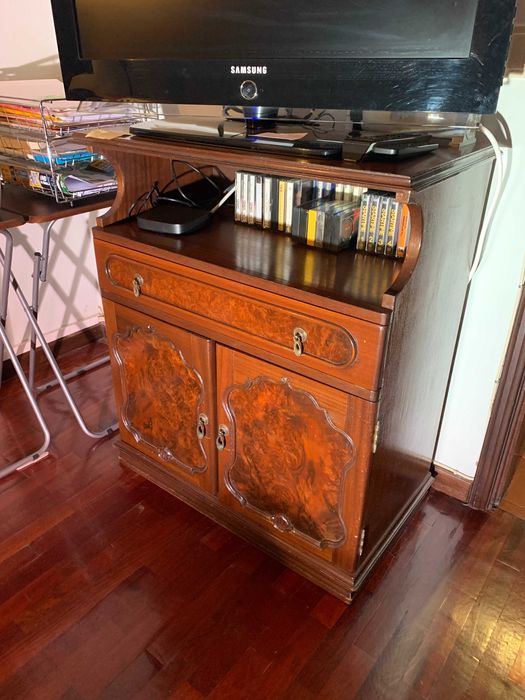 MÓVEL PARA TV EM MADEIRA COM GAVETA E 2 PORTAS