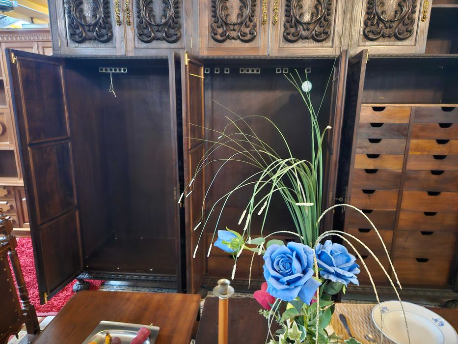 Enormíssimo roupeiro antigo em madeira maciça trabalhada - óptim