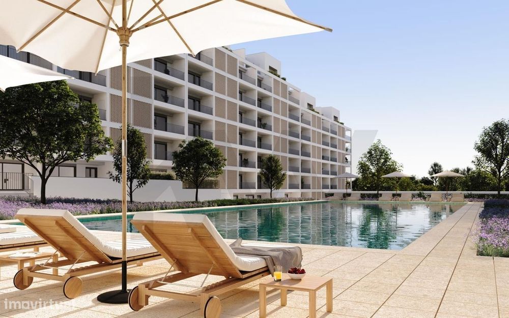 T2 COM SUITE, 2 VARANDAS E PISCINA - Cedência de posição ELOU, Loures.