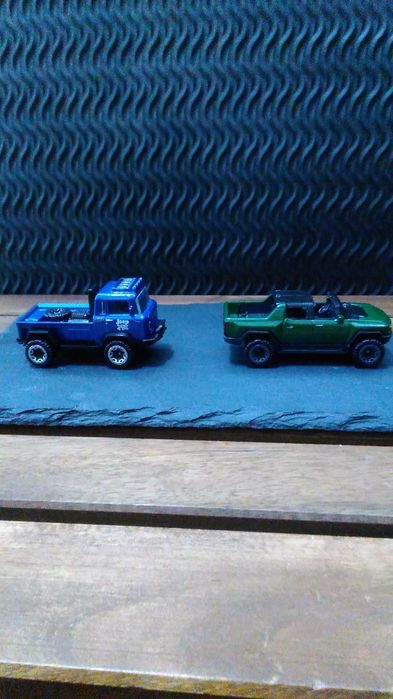 Miniaturas de Jeep FC e GMC Hummer EV