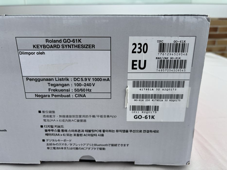 Teclado Roland Go-61k com capa e suporte em estado praticamento novo