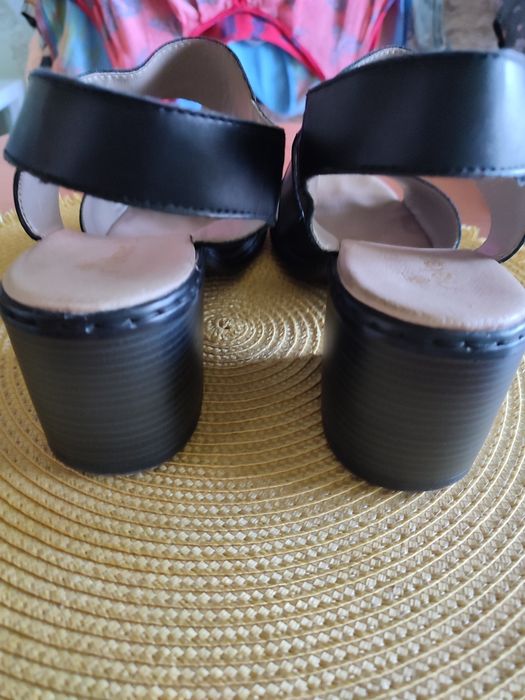 Продам гарні шкіряні босоніжки