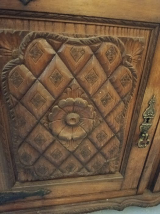 Móvel Antigo em Madeira Maciça com Portas de Vidro — Bom Estado