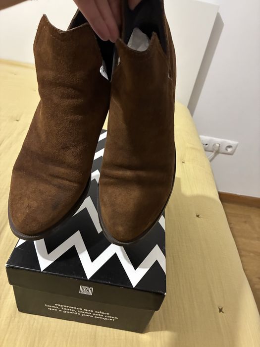Botins de pele tacão baixo