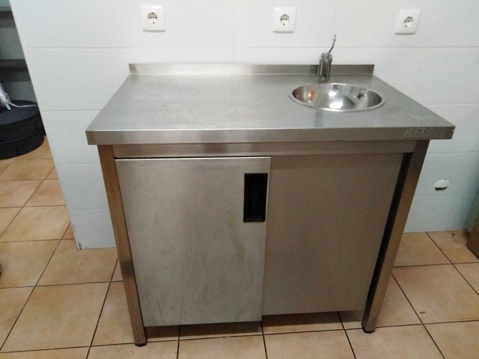 lote com bancadas prateleiras cozin. maq. loiça - restaur. e hotelaria