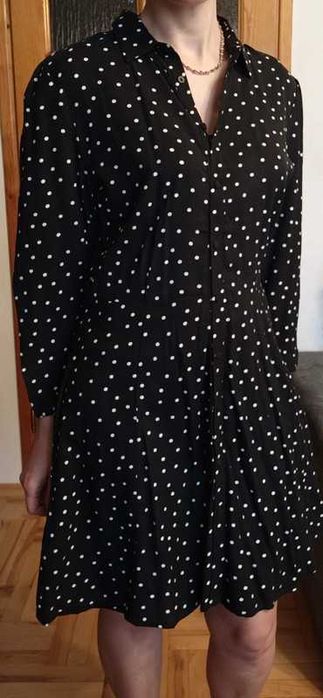 czarna sukienka w białe kropeczki o koszulowym kroju