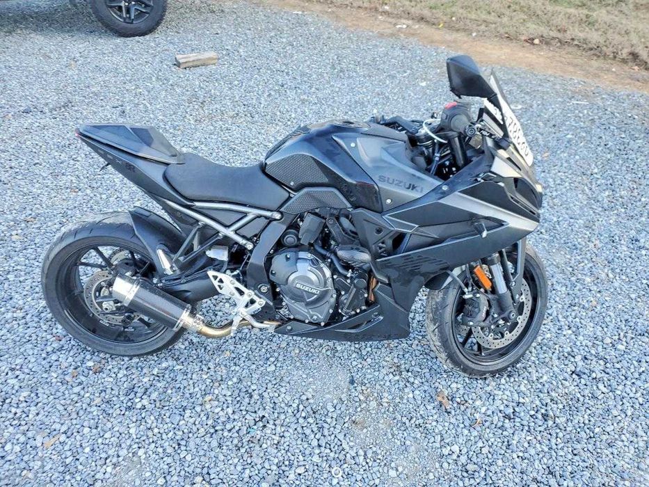 2025 SUZUKI GSX800 F