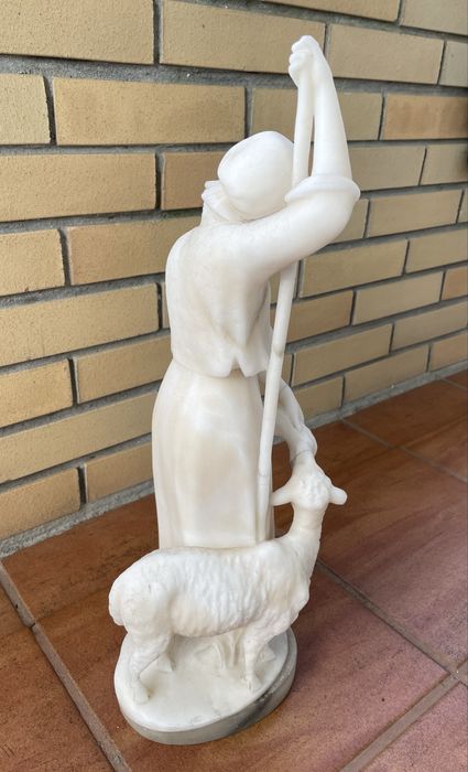 Estátua Antiga em Mármore – Menina com Cordeiro • +150 anos • Assinada