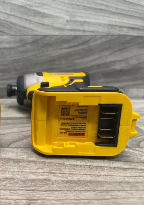 Безщітковий імпульсний ударний шуруповерт гвинтоверт DEWALT DCF809D1