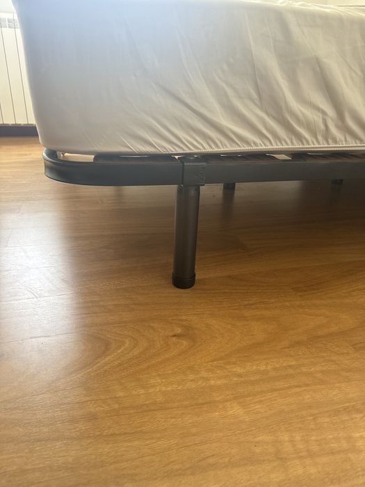 Estrado casal com suporte central