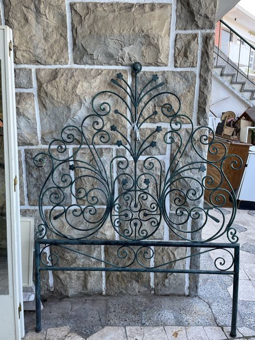 Conjunto Cama ferro forjado e mesinhas cabeceira