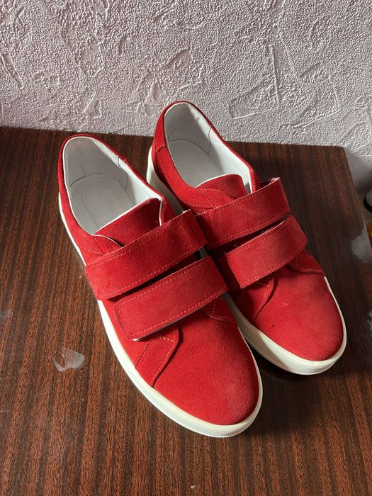 Женские кроссовки