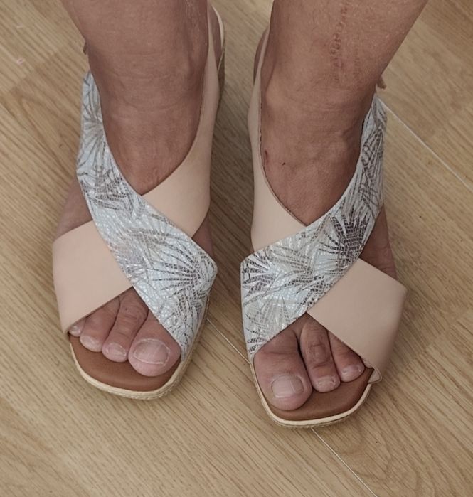 Sandały na koturnie marki SPK Shoes hiszpańskie skórzane r. 38
damskie marki SPK Shoes