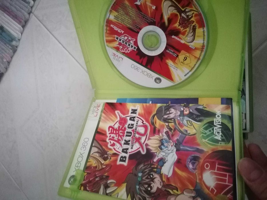 XBOX 360 com comando, kinect e 4 jogos