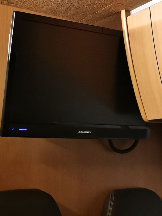 TV Grundig 22" /56cm diagonal com suporte, com suporte e alimentação 1