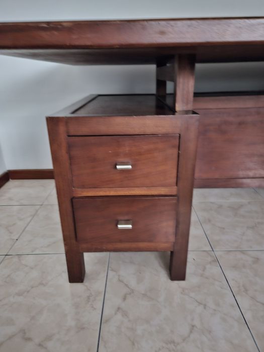 Vendo Secretária em bom estado com 4 gavetas de apoio