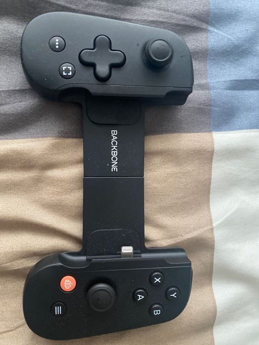 PS5 com 2 comandos com a caixa original e 1 teclado e um comando e 2 cd com gta 5 e fc 25