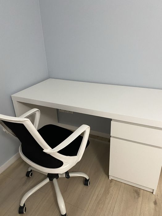 Biurko Malm wraz z fotelem  signal meble