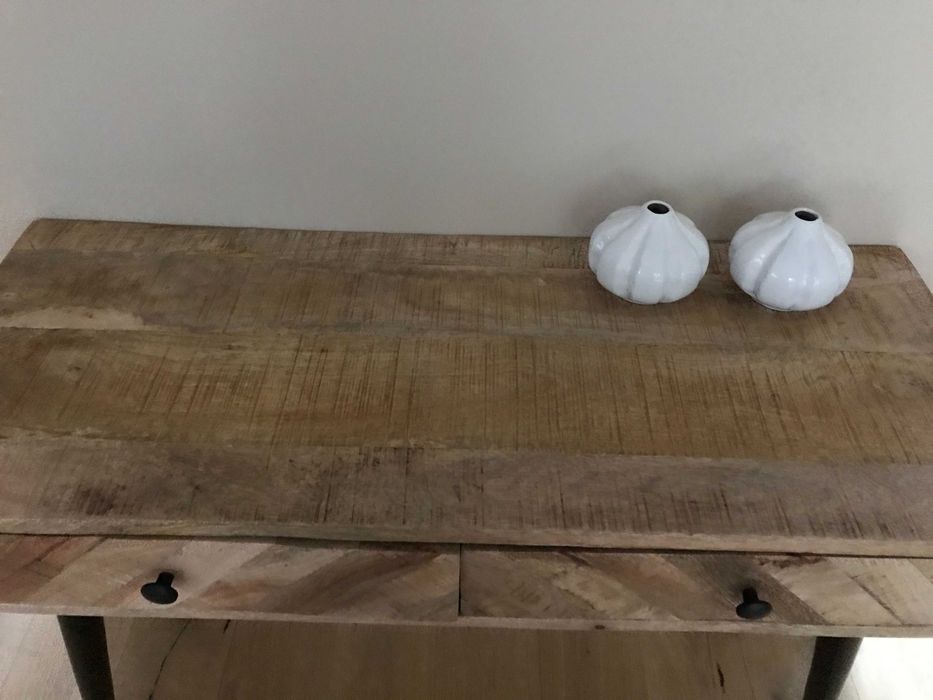 Konsola w stylu industrialnym