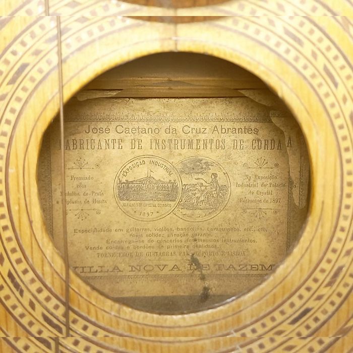 Guitarra portuguesa muito antiga.
