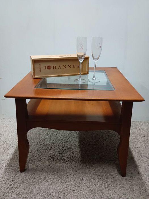 Mesa de centro em madeira de cerejeira com tampo em vidro.
Medidas:60/