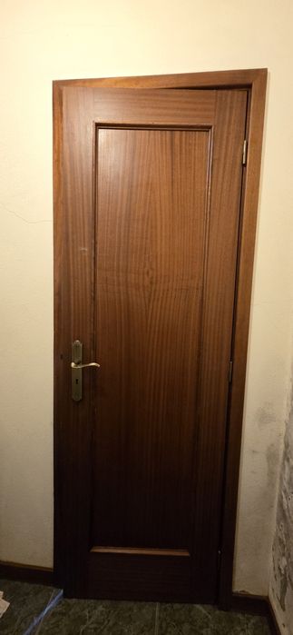 Porta interior em madeira em excelente estado