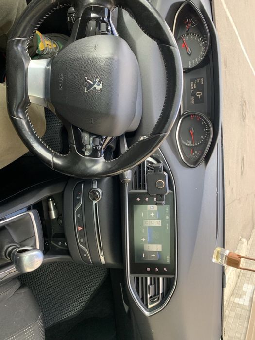 Peugeot 308 2015 року