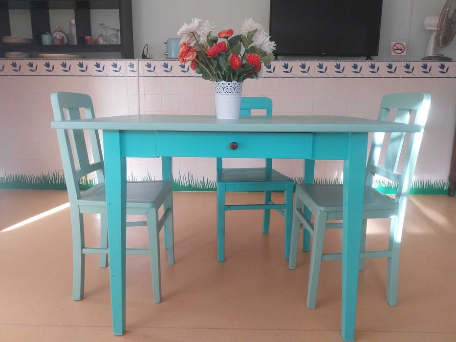 Mesa madeira maciça com gaveta e cadeiras