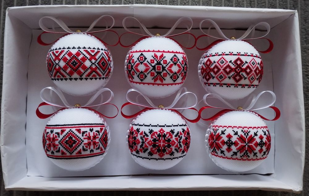 Вишиті новорічні іграшки / кулі з пінопласту
