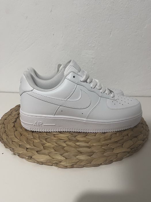 Nike Air Force 1 – Novas (Tamanho 42)