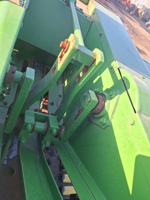 Прес - подборщик Пресс-підбирач John Deere 339 , 339 Джон Дір