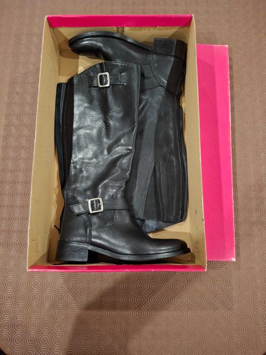 Bota em pele de cano alto preta 37