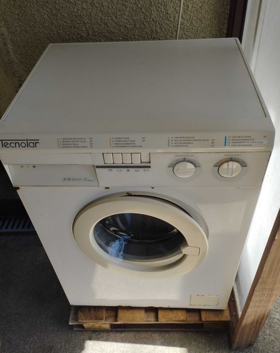 Máquina de lavar roupa da marca Tecnolar, com avaria