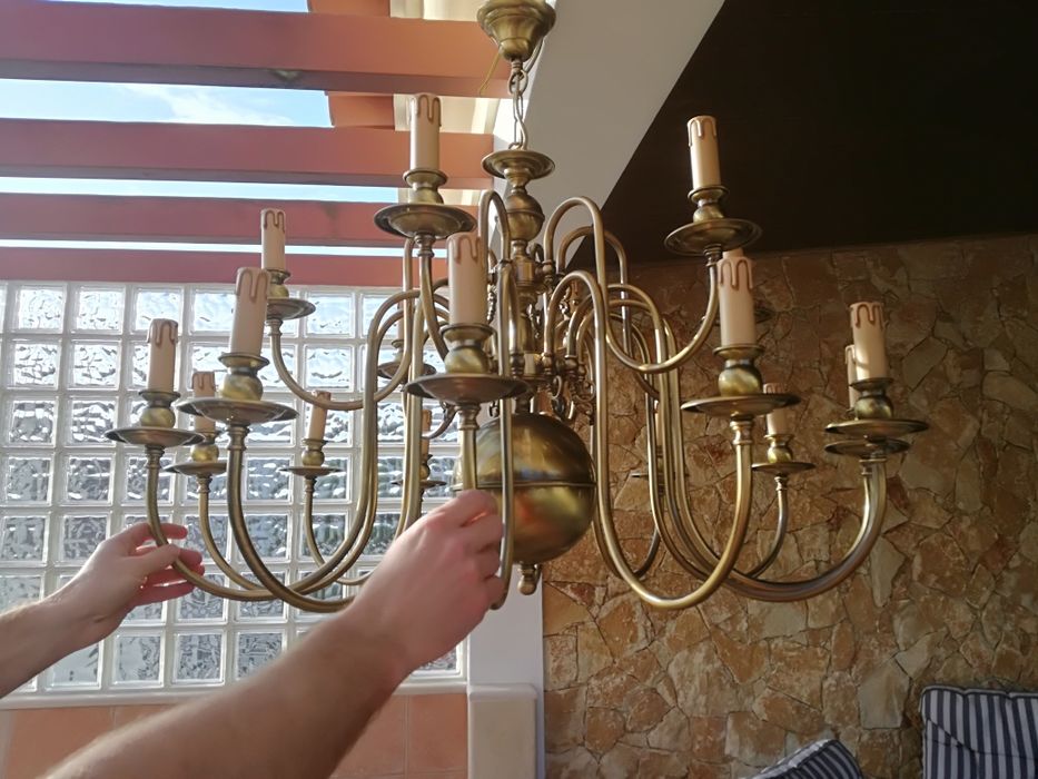 Candeeiro latão dourado de 18 braços.