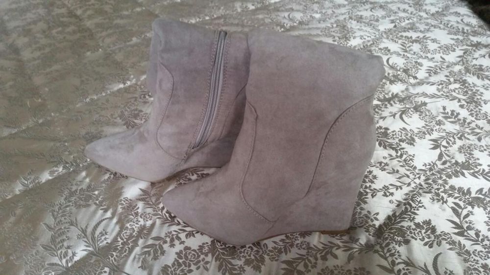 Botas cinzentas claras, de cano alto e salto de cunha. Novas!!