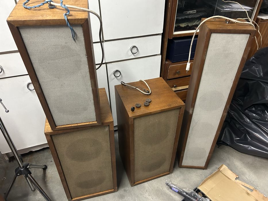 Colunas de som com microfones , tripé, amplificadores