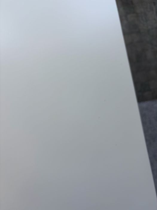 Mesa com pés ajustáveis