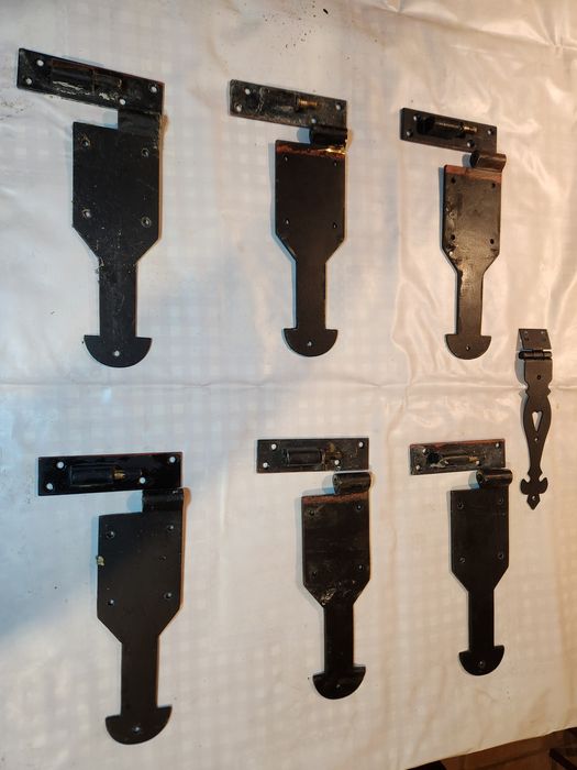 Dobradiças em ferro.