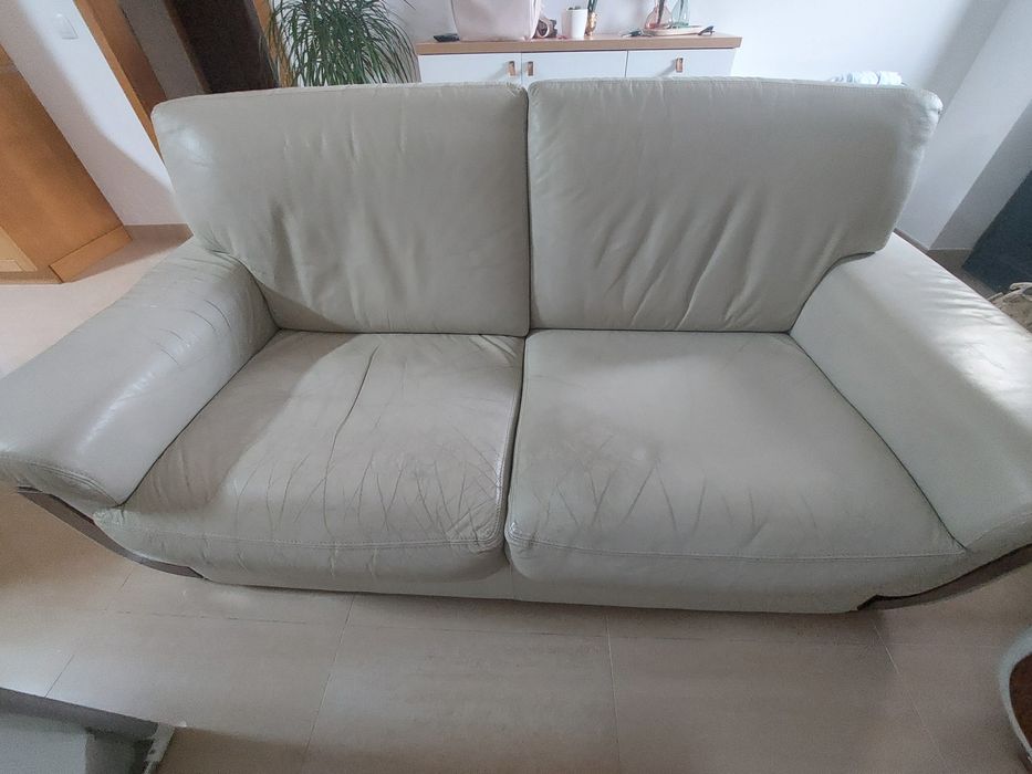 Sofás em pele creme . Um deles com algumas marcas de uso, o outro praticamente novo. Posso vender só um.